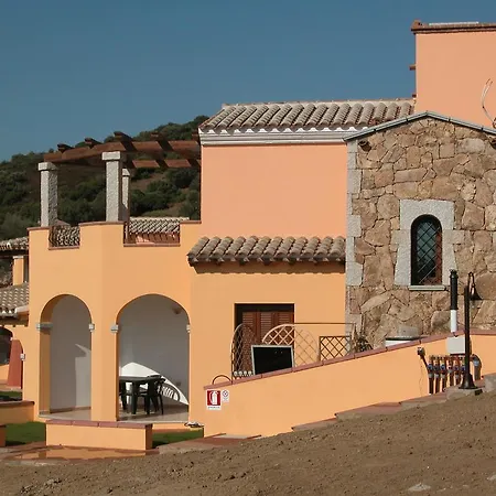 Li Troni Apartahotel