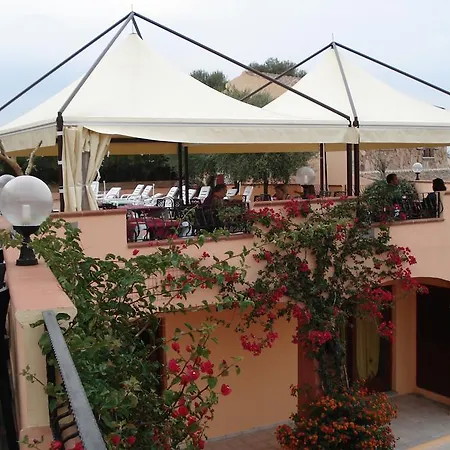 Li Troni Aparthotel 3*