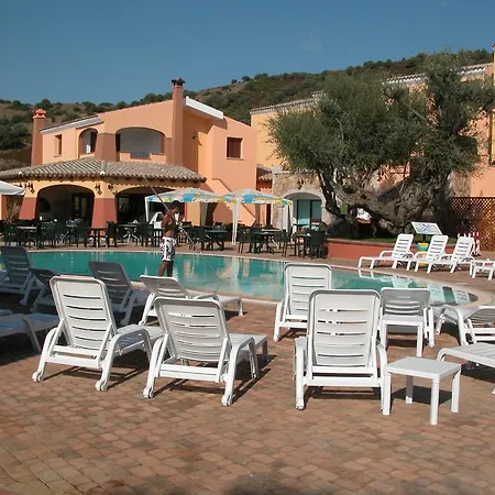 Li Troni Apartahotel 3*