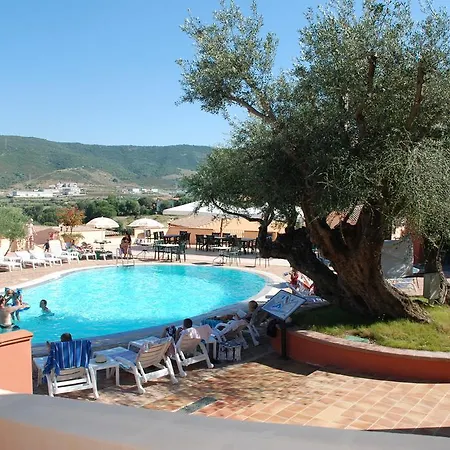 Li Troni Apartahotel