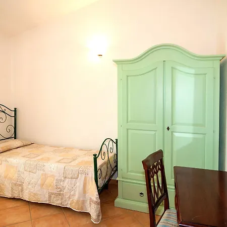 Li Troni Apartahotel