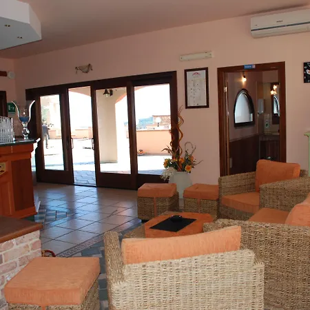 Li Troni Apartahotel 3*