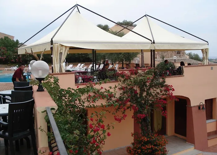 Li Troni Aparthotel 3*