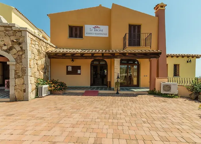 Aparthotel Li Troni 3*