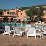 Li Troni Aparthotel 3*