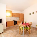 Li Troni شقة فندقية 3*