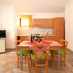 Li Troni شقة فندقية 3*