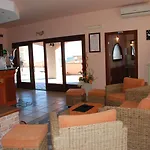 Li Troni شقة فندقية 3*