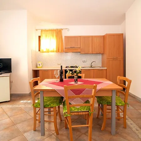 Li Troni Ξενοδοχείο με διαμερίσματα 3*
