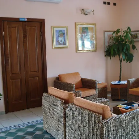 Li Troni Aparthotel 3*