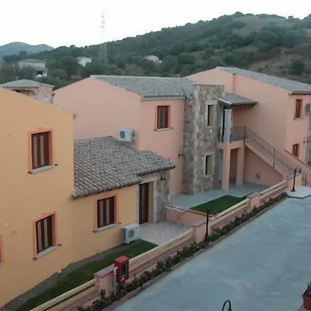 Li Troni Aparthotel